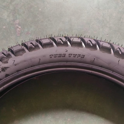 Schwarzer Motorradreifen 3.00-18 perfekt für Ersatz-/Reparaturlösungen