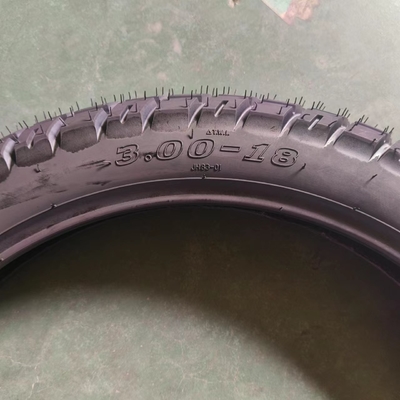 Schwarzer Motorradreifen 3.00-18 perfekt für Ersatz-/Reparaturlösungen