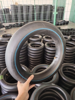130/70-17 300-18 Motorradreifen für eine lange Lebensdauer von 20000 KM im Hafen von Qingdao