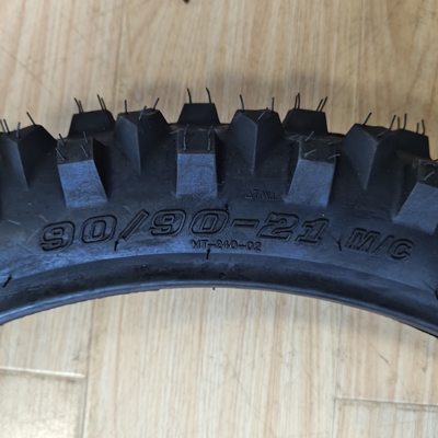 OEM akzeptabel 90/90-21 Superweiche und mittelscheine Reifen mit ausgezeichnetem Gummigehalt