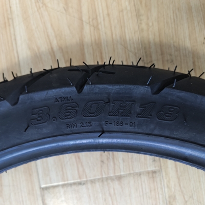 360h18 Motorradreifen mit einem Gummigehalt von 35% bis 55% und Naturgummi aus Stahlnylon