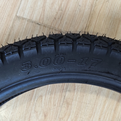 Straßenmotorradreifen 3.00-17 mit Standardart und vernünftig in schwarzer Farbe