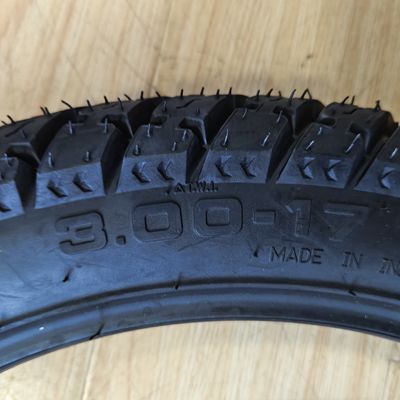 Naturgummi-Motorradreifen Gehäuse Direktwiderstandsreifen Motorradreifen3.00-17