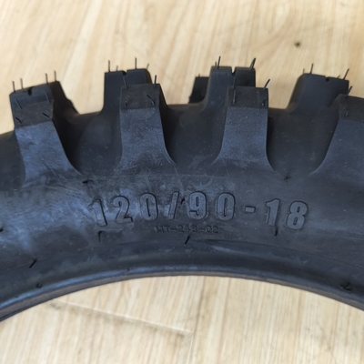 Schwarze weiche Reifen für Russland 1408018 1209019 909021 Ladebereich Qingdao
