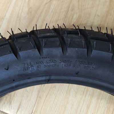 Reifen Größe 120/80-18 Schwarzer Motorradrohrloser Reifen geeignet für alle Gelände