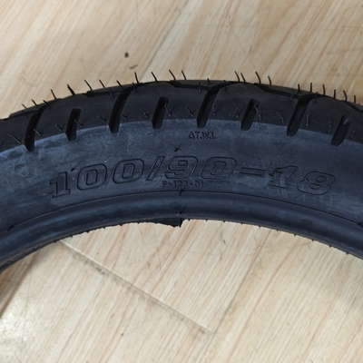 100/90-18 Röhrelose Motorradreifen mit natürlichen Gummi 35%-55% Gummigehalt