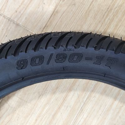 Naturkautschuk Stahl Nylon-Motorradreifen 90/90-17 mit einem Gummigehalt von 35% bis 55%