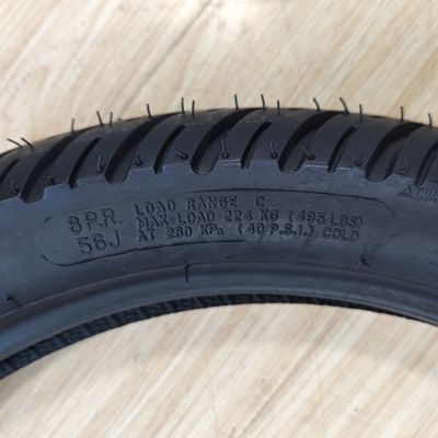 Naturkautschuk Stahl Nylon-Motorradreifen 90/90-17 mit einem Gummigehalt von 35% bis 55%