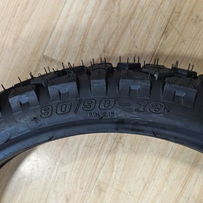 Rohstoff Natur Gummi Stahl Nylon Motorradrohrloser Reifen 90/90-18 bei direkter