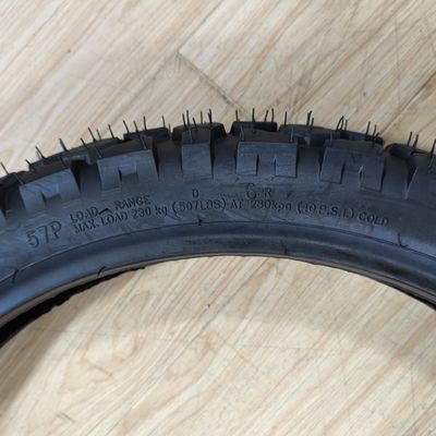 Rohstoff Natur Gummi Stahl Nylon Motorradrohrloser Reifen 90/90-18 bei direkter