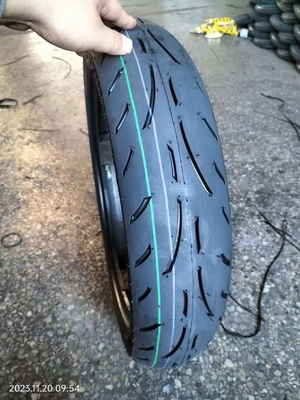 Motorradreifen und -röhren hoher Gummigehalt 30%-45% OEM akzeptabel 120/70-17