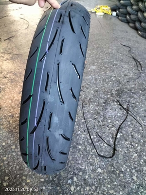 Motorradreifen und -röhren hoher Gummigehalt 30%-45% OEM akzeptabel 120/70-17