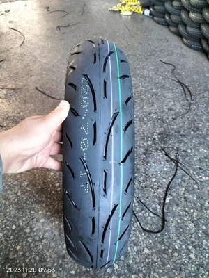 Motorradreifen und -röhren hoher Gummigehalt 30%-45% OEM akzeptabel 120/70-17