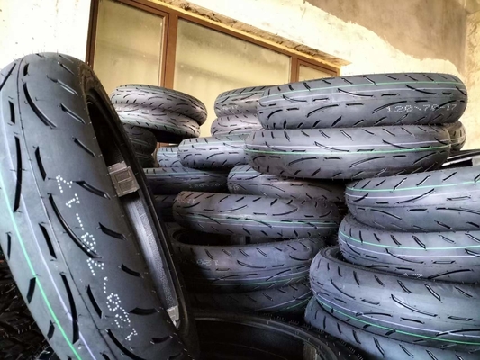 Motorradreifen und -röhren hoher Gummigehalt 30%-45% OEM akzeptabel 120/70-17
