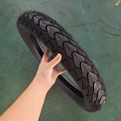Schwarzer 350-18 Motorradreifen und Innenröhre mit Ladehafen in Qingdao