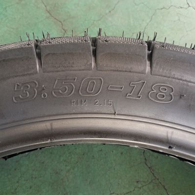 Schwarzer 350-18 Motorradreifen und Innenröhre mit Ladehafen in Qingdao