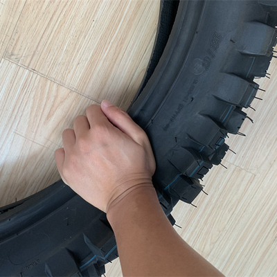 140/80-18 Weicher Enduro-Reifen mit 10,5 Zugfestigkeit und langlebigem Gummigehalt