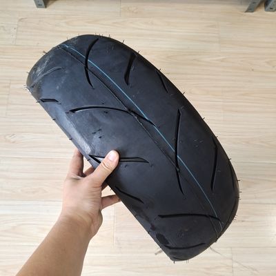 Reifengehäuse Motorradreifen 180/55-17 190/55-17 für den Ladehafen in Qingdao