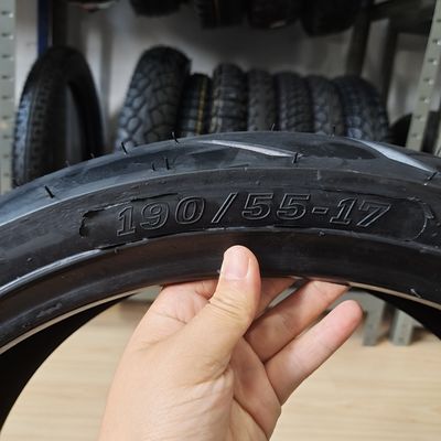 Reifengehäuse Motorradreifen 180/55-17 190/55-17 für den Ladehafen in Qingdao