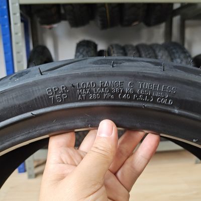 Reifengehäuse Motorradreifen 180/55-17 190/55-17 für den Ladehafen in Qingdao