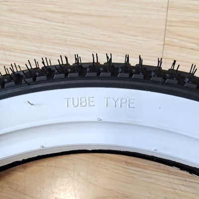 35%-55% Gummigehalt Weißer Wandreifen 2,75-16 für den europäischen Markt