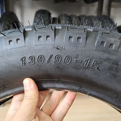 Verschleißbeständige Motorradreifen 130/90-15 mit Naturkautschuk Stahl Nylon Rohstoff