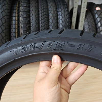 Naturgummi-Motorradreifen 130/70-17 8PR Spare-Teil mit hoher Leistung für Biker
