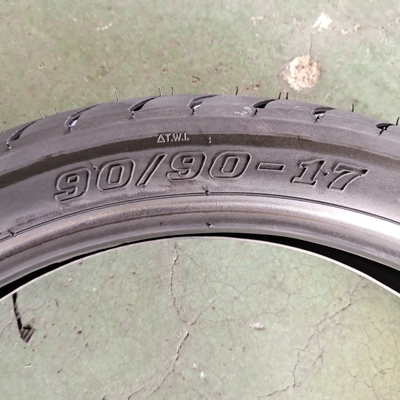 Schwarzer Naturkautschuk 90/90-17 Motorradreifen für langlebige Leistung