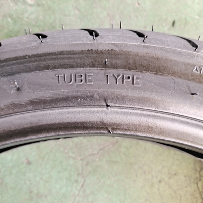 Schwarzer Naturkautschuk 90/90-17 Motorradreifen für langlebige Leistung