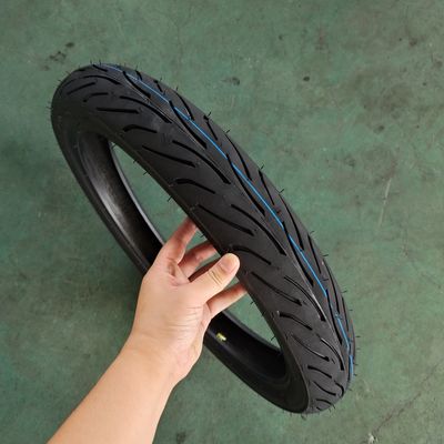Schwarzer Motorradreifen / Llantas de Moto / Neumatico Moto mit einem Gummigehalt von 35% bis 55%