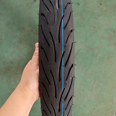 Schwarzer Motorradreifen / Llantas de Moto / Neumatico Moto mit einem Gummigehalt von 35% bis 55%