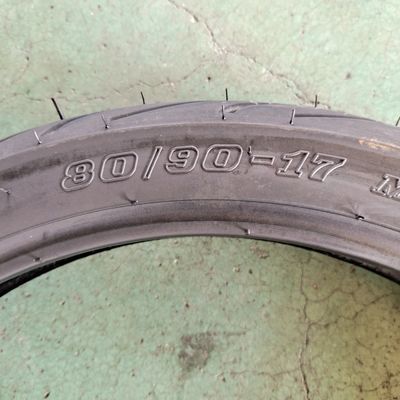 Schwarzer Motorradreifen / Llantas de Moto / Neumatico Moto mit einem Gummigehalt von 35% bis 55%