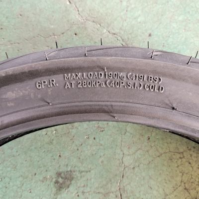 Schwarzer Motorradreifen / Llantas de Moto / Neumatico Moto mit einem Gummigehalt von 35% bis 55%