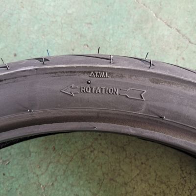 Schwarzer Motorradreifen / Llantas de Moto / Neumatico Moto mit einem Gummigehalt von 35% bis 55%