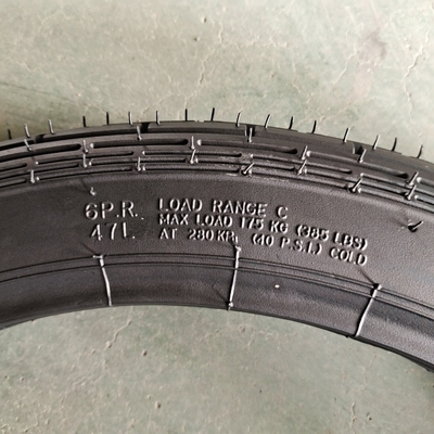 Rohrloser Reifen 2.75-17 Motorradreifen mit Reifengehäuse und Ladehafen Qingdao bereit