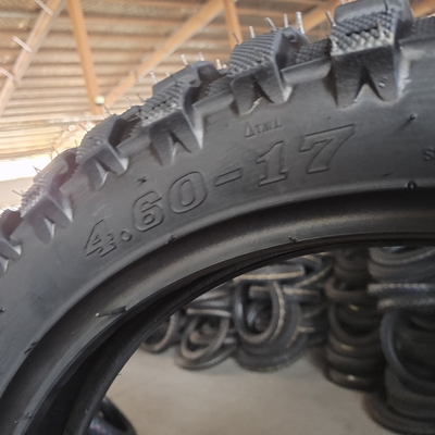 Vollständige Spezifikationen 4.60-17 Motorradreifen mit Naturkautschuk von oben