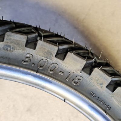 Qingdao Ladehafen 3.00-18 Motorradreifen und Innenröhre mit 6pr/8pr Ply Rating