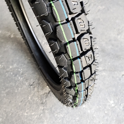 3.00-18 Natrual Gummi Motorradreifen für in Qingdao Ladehafen