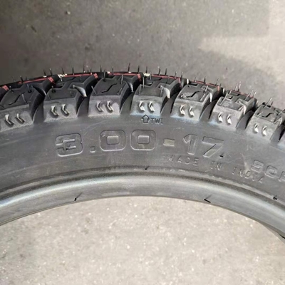 3.00-17 TT Rohrlose Motorradreifen mit ausgezeichneter Verschleißfestigkeit und schwarzer Farbe