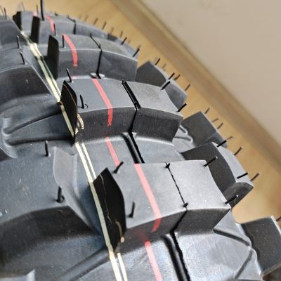 OEM akzeptabeler Motorradreifen 110/100-18 aus Naturgummi, Stahl und Nylon