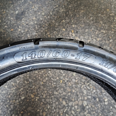 140/60-17 D Motorradreifen aus Naturkautschuk und mit 6pr/8pr Ply-Klassifizierung