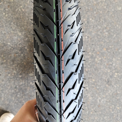 Motorradreifen mit einem Gummigehalt von 35% bis 55% und einem Reifengehäuse