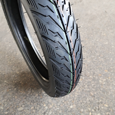 Motorradreifen mit einem Gummigehalt von 35% bis 55% und einem Reifengehäuse