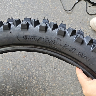 90/90-21 Motorradreifen mit 6PR/8PR Ply-Klassifizierung und schwarzer Farbe auf dem Markt