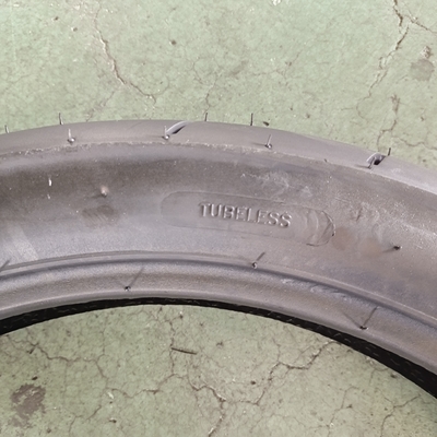 90/90-17 Motorradreifen mit Naturgummi Stahl Nylon Rohstoff