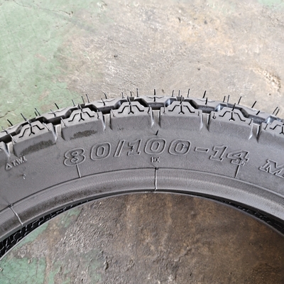 80/100-14 14-Zoll-Rohrloser Motorradreifen aus Naturkautschuk und akzeptablem OEM