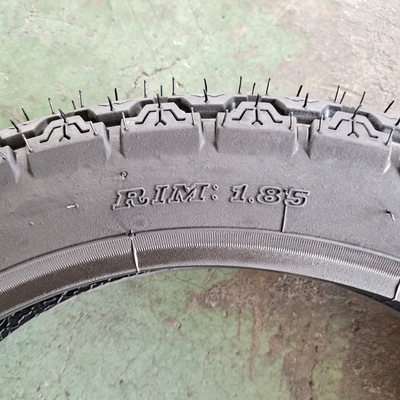 80/100-14 14-Zoll-Rohrloser Motorradreifen aus Naturkautschuk und akzeptablem OEM