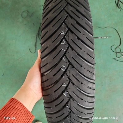 140/70-17 8 Ply Rate Schwarzer Motorradreifen 18 Zoll Hergestellt für das Laden Port Qingdao