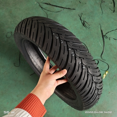140/70-17 8 Ply Rate Schwarzer Motorradreifen 18 Zoll Hergestellt für das Laden Port Qingdao