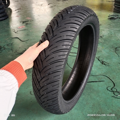 140/70-17 8 Ply Rate Schwarzer Motorradreifen 18 Zoll Hergestellt für das Laden Port Qingdao